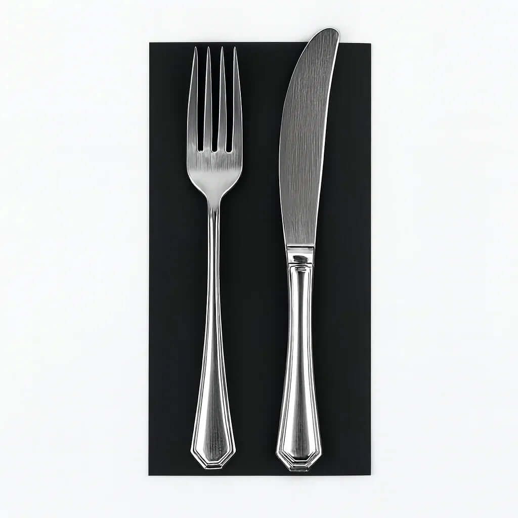 Conjunto de talheres com garfo e faca sobre guardanapo de mesa pretos dobrados 1-6 PPP 30x40cm.