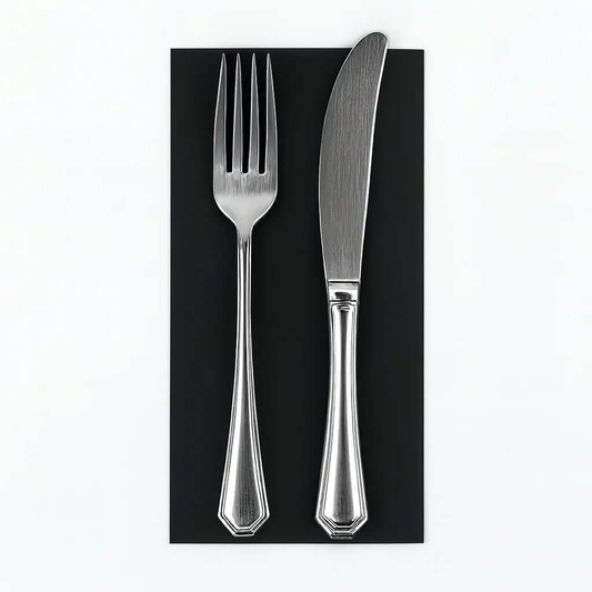 Conjunto de talheres com garfo e faca sobre guardanapo de mesa pretos dobrados 1-6 PPP 30x40cm.