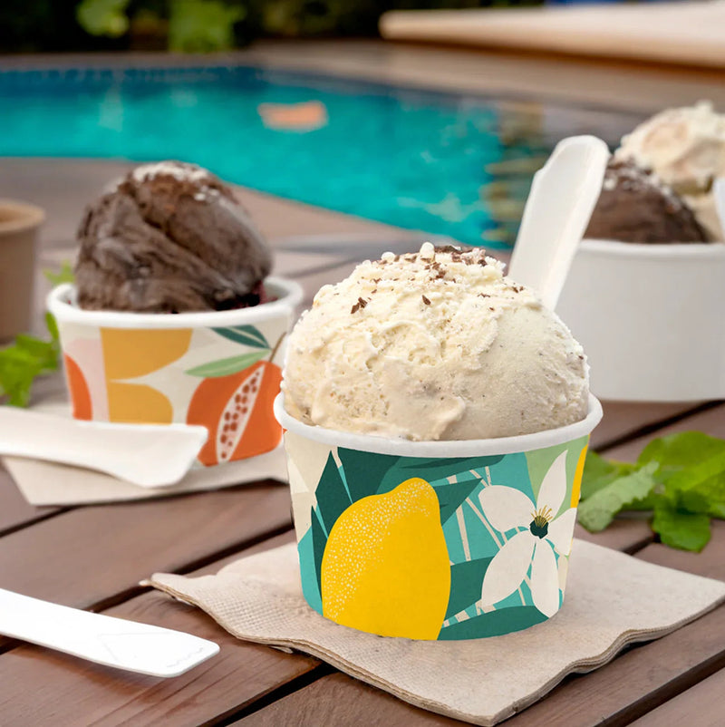Taça de Cartão Decorada para Gelados 150ml com gelado perto da piscina, ideal para take away.