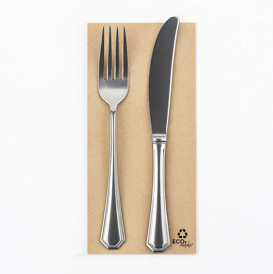 Guardanapos de Mesa Eco Nature Dobrados 1-6 PPP 30x40cm com garfo e faca de metal sobre fundo reciclável.