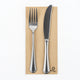 Guardanapos de Mesa Eco Nature Dobrados 1-6 PPP 30x40cm com garfo e faca de metal sobre fundo reciclável.