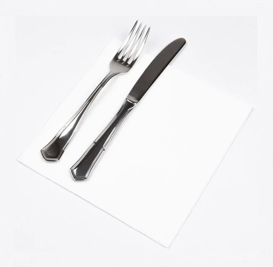 Guardanapos de Mesa Brancos Folha Dupla PPP 33x33cm com garfo e faca sobre a mesa.