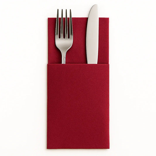Guardanapos de Mesa Dobrados com Bolsa Kanguru Bordô com talheres em embalagem prática.
