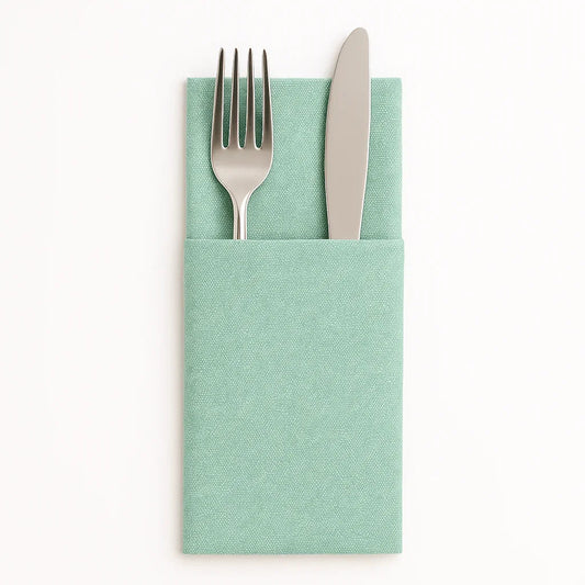 Guardanapos de Mesa Dobrados com Bolsa Kanguru Verdes com garfo e faca.