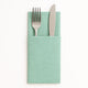 Guardanapos de Mesa Dobrados com Bolsa Kanguru Verdes com garfo e faca.