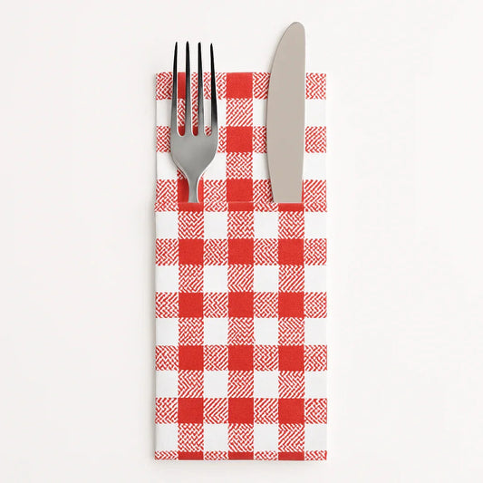 Guardanapos de Mesa Dobrados com Bolsa Kanguru Xadrez com talheres em cima de uma superfície branca.