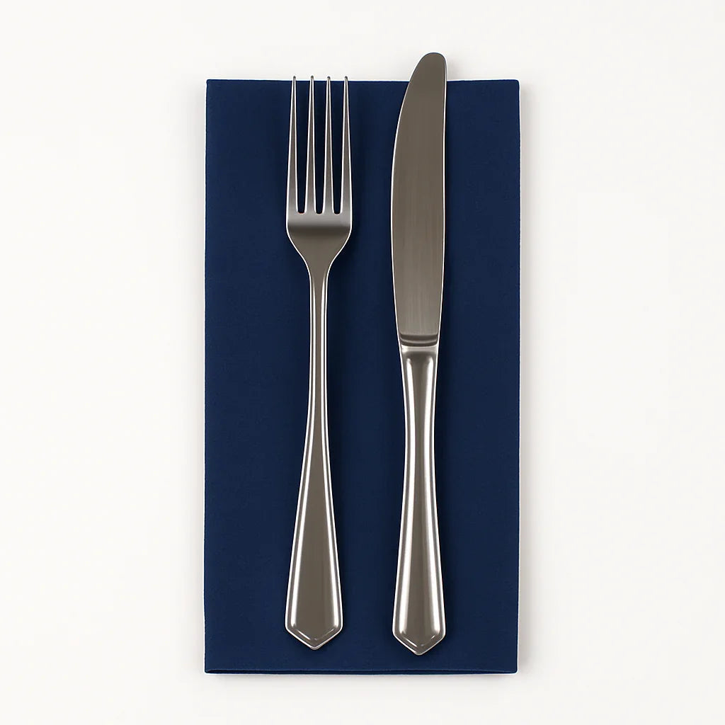Guardanapos de Mesa Azuis Dobrados 1-8 PPP 40x40cm com garfo e faca em cima.