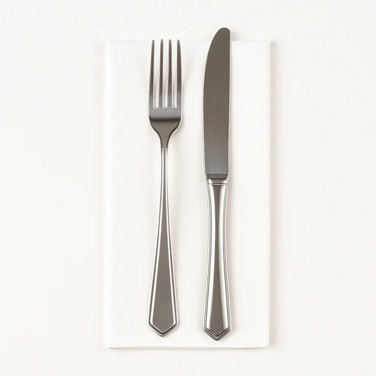 Guardanapos de Mesa Brancos Dobrados 1-8 PPP 40x40cm com talheres prateados.