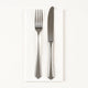 Guardanapos de Mesa Brancos Dobrados 1-8 PPP 40x40cm com talheres prateados.