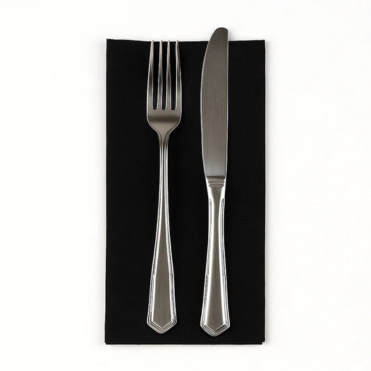 Guardanapos de Mesa Pretos Dobrados 1-8 PPP 40x40cm com talheres prateados em cima.