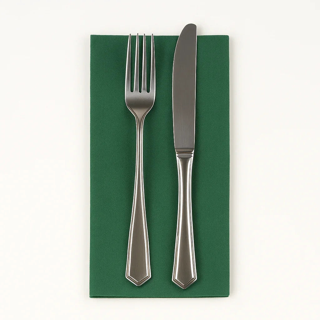 Guardanapos Mesa Verdes Premium AIRSOFT Dobrados 1-8 40x40 com garfo e faca em cima.