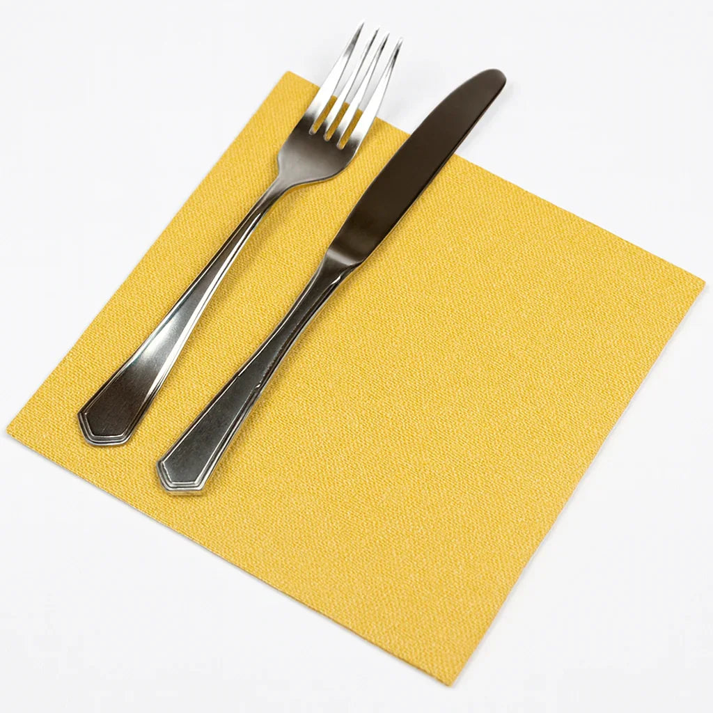 Guardanapos de Mesa Amarelos Folha Dupla PPP 40x40cm com garfo e faca sobrepostos.