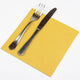 Guardanapos de Mesa Amarelos Folha Dupla PPP 40x40cm com garfo e faca sobrepostos.