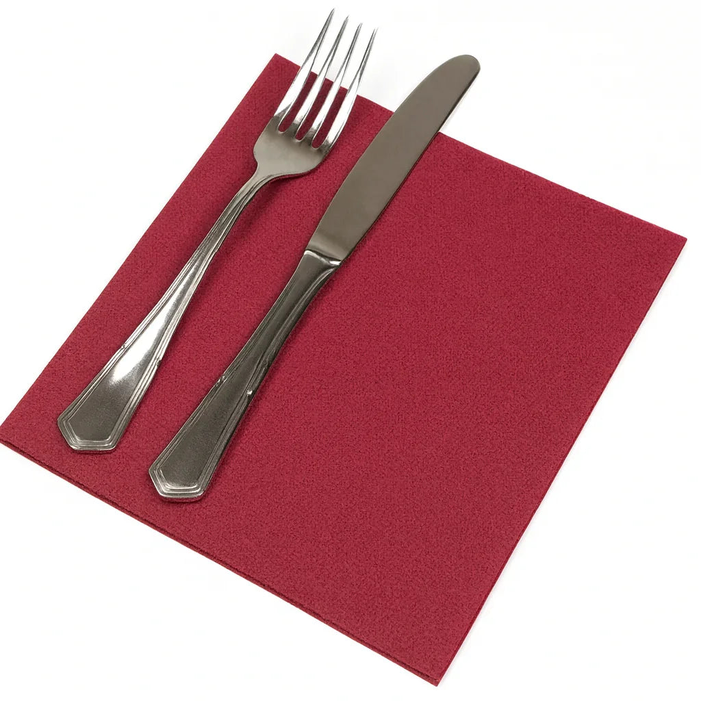 Guardanapos de Mesa Bordô Folha Dupla PPP 40x40cm com talheres sobre uma mesa.