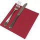Guardanapos de Mesa Bordô Folha Dupla PPP 40x40cm com talheres sobre uma mesa.