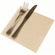 Guardanapos de Mesa Kraft Nature Folha Dupla PPP 40x40cm com talheres sobre a mesa.