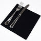 Guardanapos de Mesa Pretos Folha Dupla PPP 40x40cm com talheres dispostos ao lado.