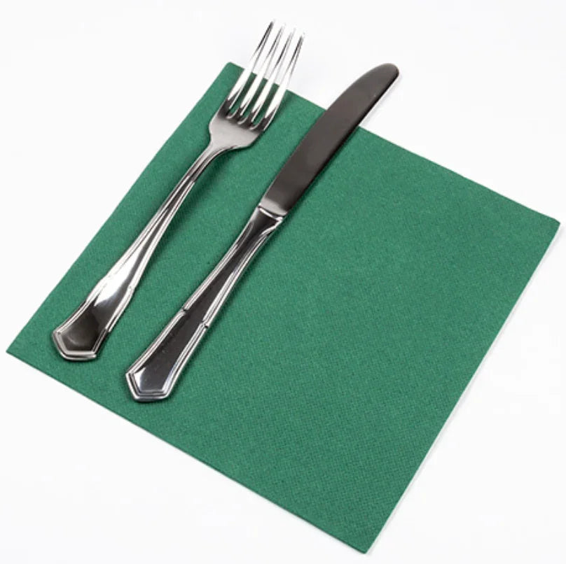 Guardanapos de Mesa Verdes Folha Dupla PPP 40x40cm com talheres sobre fundo branco.