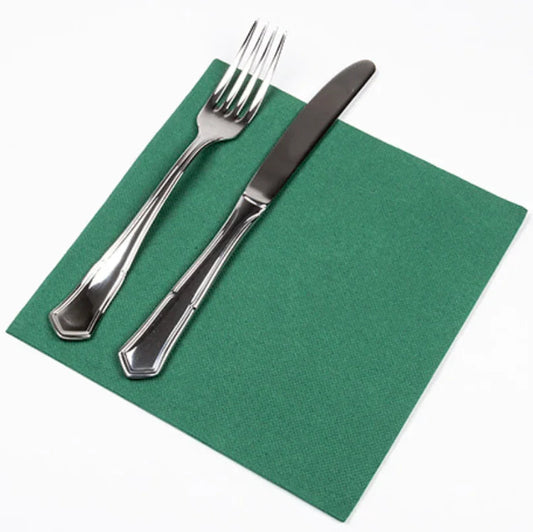 Guardanapos de Mesa Verdes Folha Dupla PPP 40x40cm com talheres sobre fundo branco.