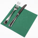 Guardanapos de Mesa Verdes Folha Dupla PPP 40x40cm com talheres sobre fundo branco.