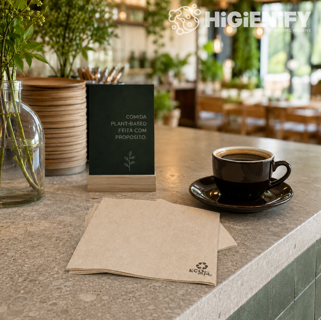 Guardanapos de Bar Eco Nature Folha Dupla PPP 20x20cm em mesa de café, ambiente acolhedor e sustentável.