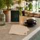 Guardanapos de Bar Eco Nature Folha Dupla PPP 20x20cm em mesa de café, ambiente acolhedor e sustentável.