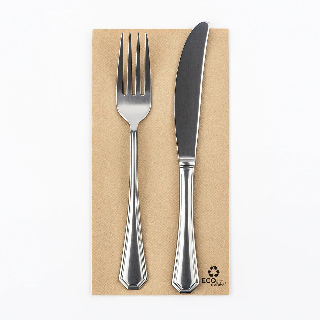Guardanapos de Mesa Eco Nature Dobrados 1-8 PPP 40x40cm com garfo e faca sobre fundo de papel reciclável.