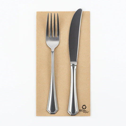 Guardanapos de Mesa Eco Nature Dobrados 1-8 PPP 40x40cm com garfo e faca sobre fundo de papel reciclável.
