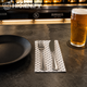 Guardanapos de Mesa Brancos Deco Dobrados 1-6 PPP 30x40cm com talheres e copo de cerveja