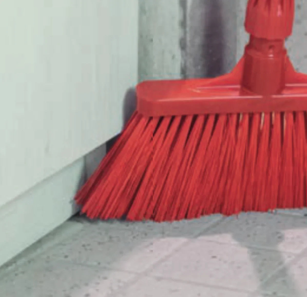 Vassoura Alta Rija em PBT na cor vermelha em utilização em pavimento de industria alimentar