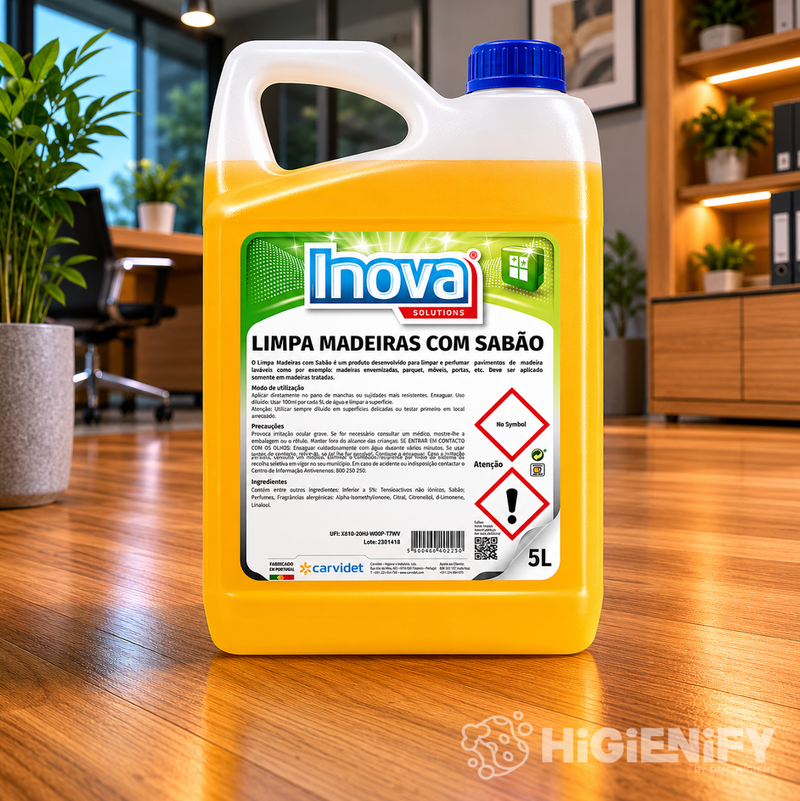Detergente Pavimentos Madeira com Sabão em garrafão de 5L, ideal para limpeza eficaz e profissional de superfícies de madeira.