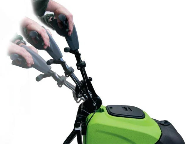 Controlo da Máquina Lavadora de Pavimentos IPC CT30 C45 com alavancas ajustáveis para melhor manobrabilidade.