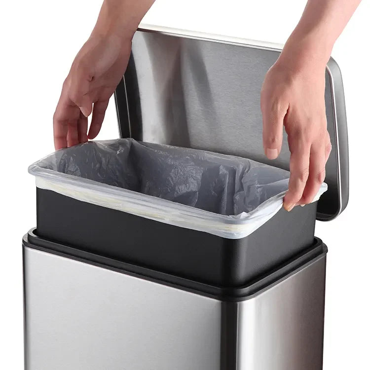Pessoa colocando um saco de lixo em um Balde Lixo Inox com Pedal XL 45L.