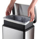 Pessoa colocando um saco de lixo em um Balde Lixo Inox com Pedal XL 45L.