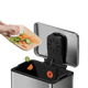 Balde Lixo Inox com Pedal XL de 45L recebendo restos de vegetais.