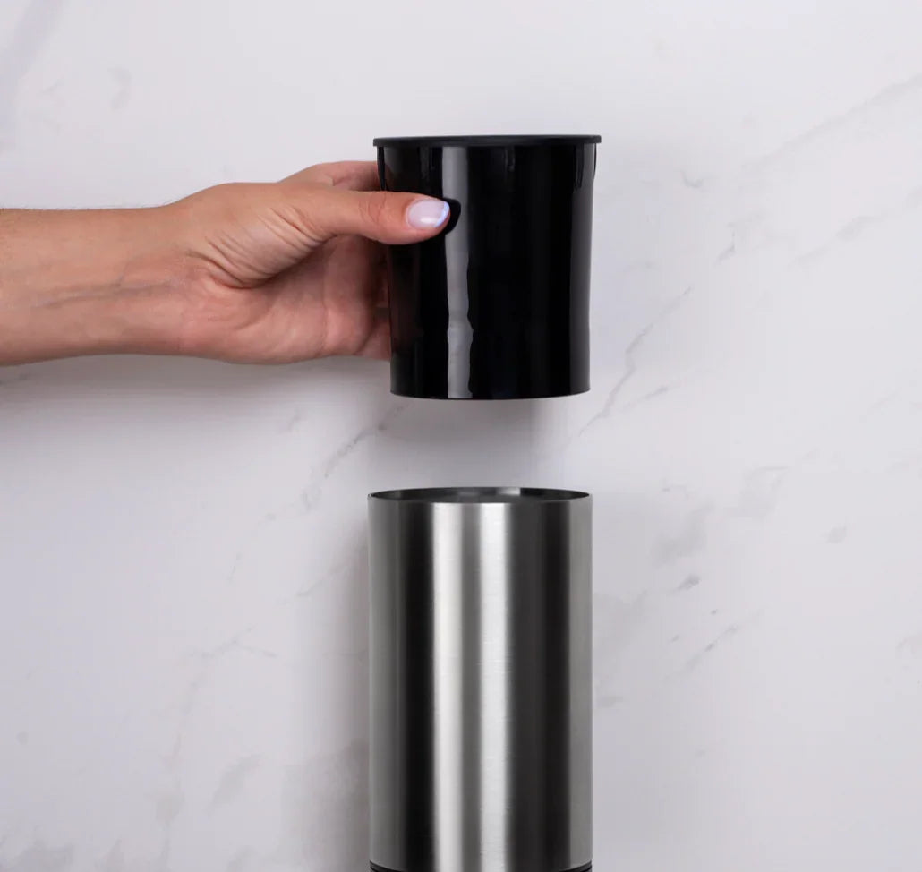 Conjunto Porta Piaçaba Inox Premium JNF sendo montado, exibindo a escova e o suporte em inox.