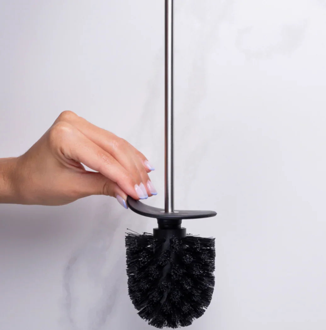 Conjunto Porta Piaçaba Inox Premium JNF com escova de limpeza em mãos sobre fundo claro.