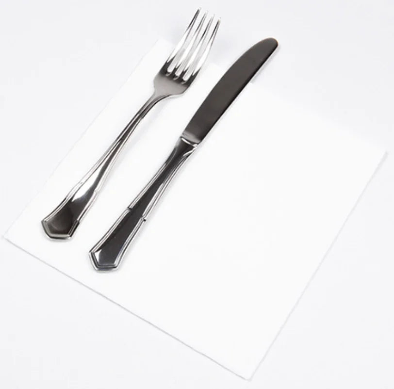 Guardanapos de Mesa Brancos Premium AIRSOFT 40x40cm com talheres prateados sobre fundo branco.