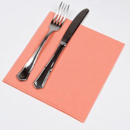 Guardanapos de Mesa Salmão Folha Dupla PPP 40x40cm com talheres sobre fundo branco