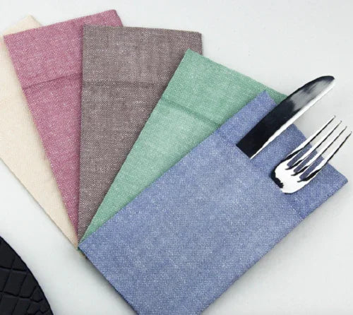 Guardanapos de Mesa Dobrados com Bolsa Kangu Xadrez em várias cores, com talheres em bolso, prontos para uso em restaurante