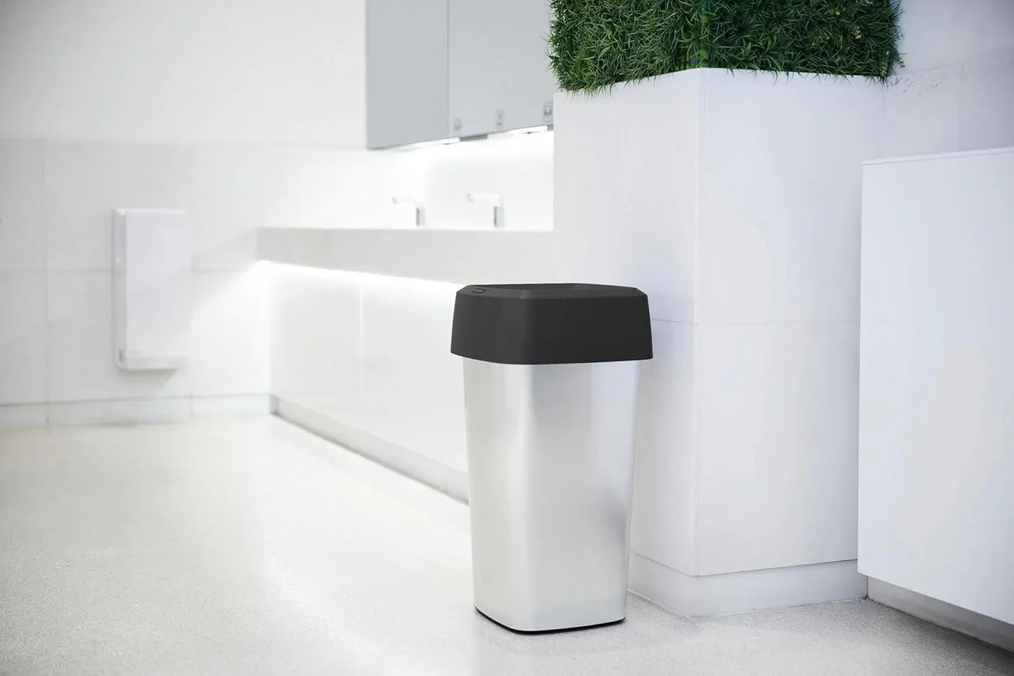 Papeleira Aberta XL Cinza Metal em ambiente moderno, ideal para decoração personalizada e espaços elegantes.