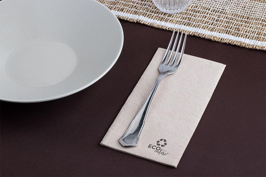 Guardanapos de Mesa Eco Nature Dobrados 1-8 PPP 40x40cm ao lado de um prato e garfo em mesa decorada