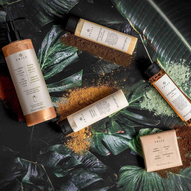 Sabonete Sólido PRIJA 100g e produtos de beleza em ambiente natural com folhas e especiarias.