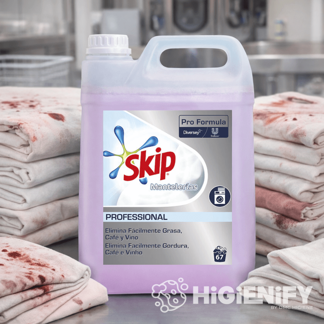 Detergente Máquina da Roupa Skip Profissional Mantelerias 5L em embalagem de 5 litros com toalhas sujas ao fundo.