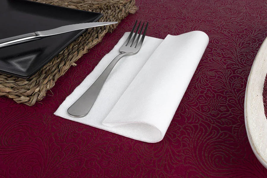 Guardanapos de Mesa Brancos Premium AIRSOFT 40x40cm apresentados com talheres em mesa elegante.