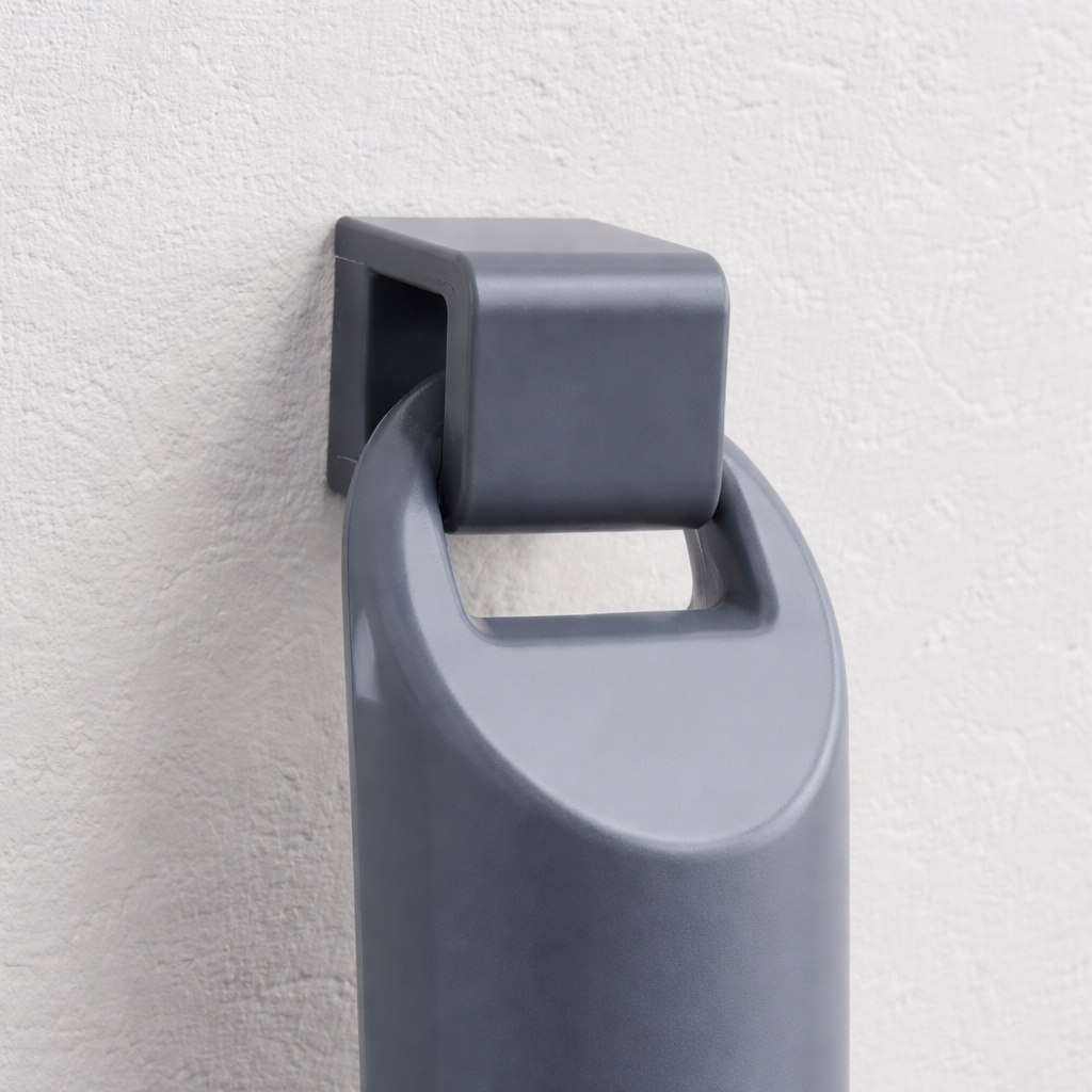 Suporte de Parede para Garrafas GFL Swing-Me em detalhe, mostrando o design compacto e moderno. ideal para casas de banho de hotéis e alojamentos locais