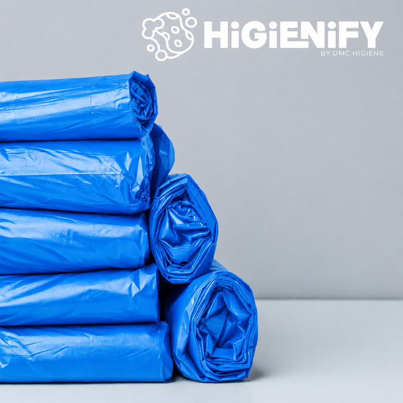 Sacos do Lixo Azuis Industriais 80x120cm empilhados, embalagem de 10Kg, produtos de alta resistência.