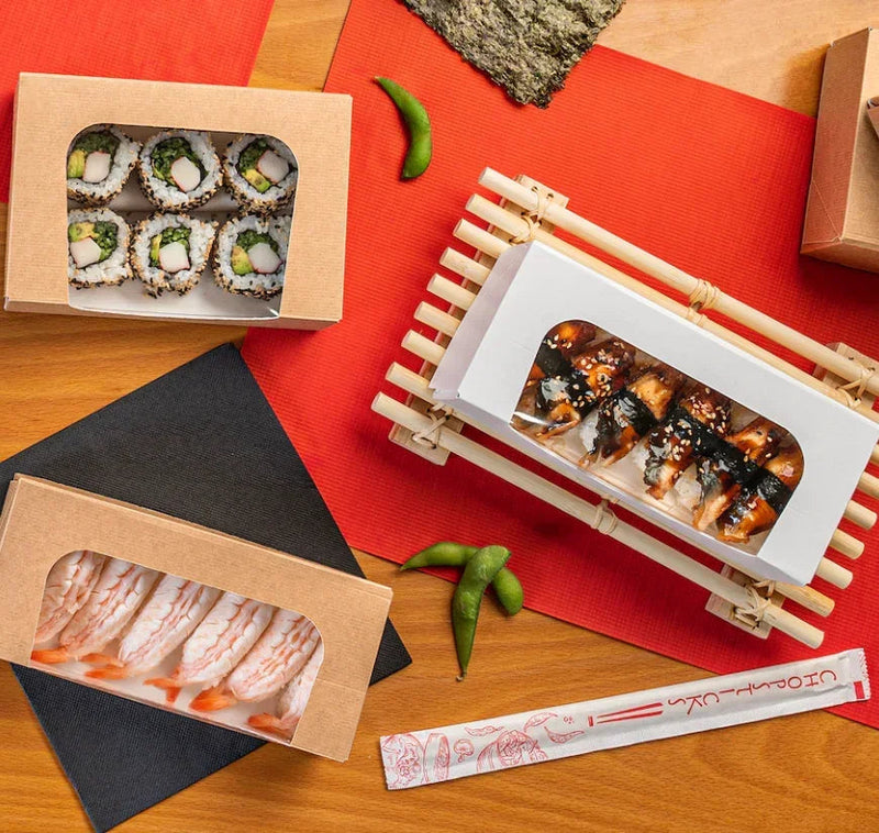 Caixa Branca Sushi com Janela 10x10cm Take Away com sushi e acompanhamentos, ideal para take away e menus individuais.