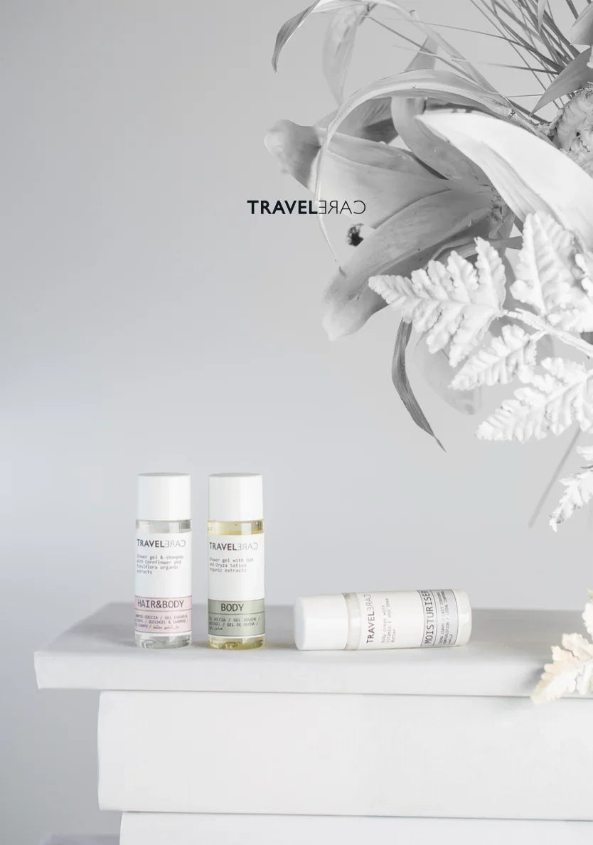 Sabonete Sólido Vegetal Mini TRAVELCARE 15g em embalagem com produtos de cuidados pessoais e decoração minimalistam amenities para hotelaria e alojamento local