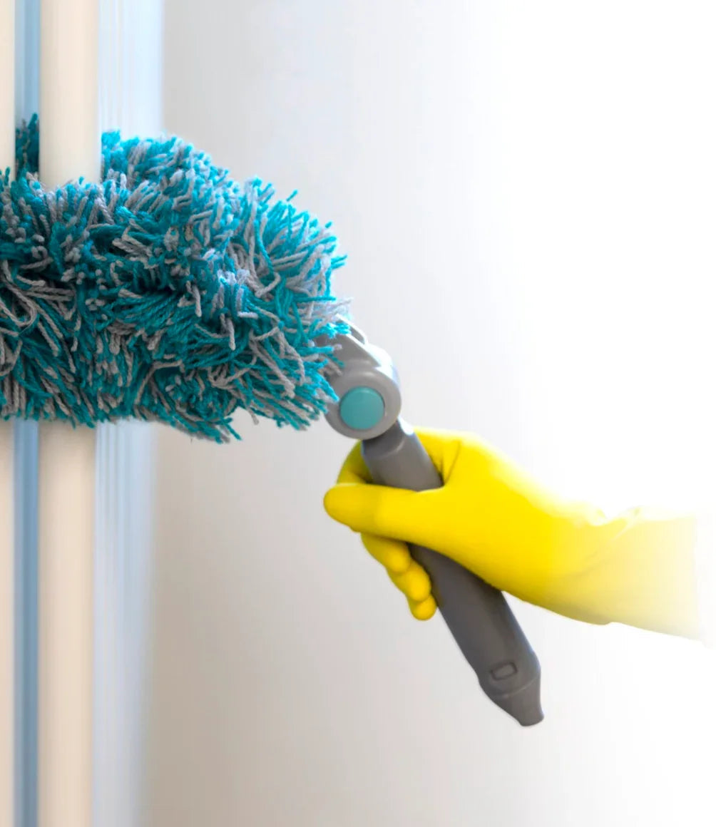 Espanador Ergonómico Acrílico Profissional TTS completo em uso na limpeza de superfície vertical